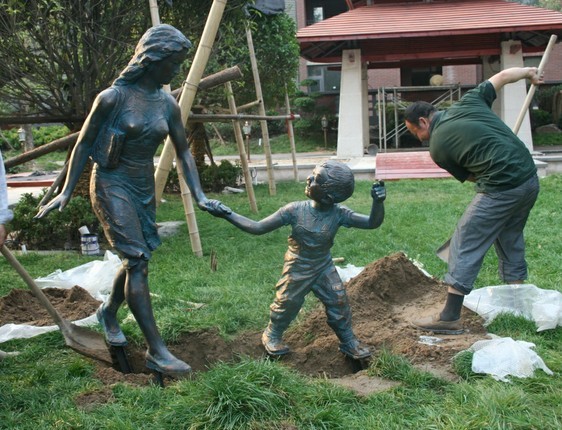 小区雕塑（母与子）